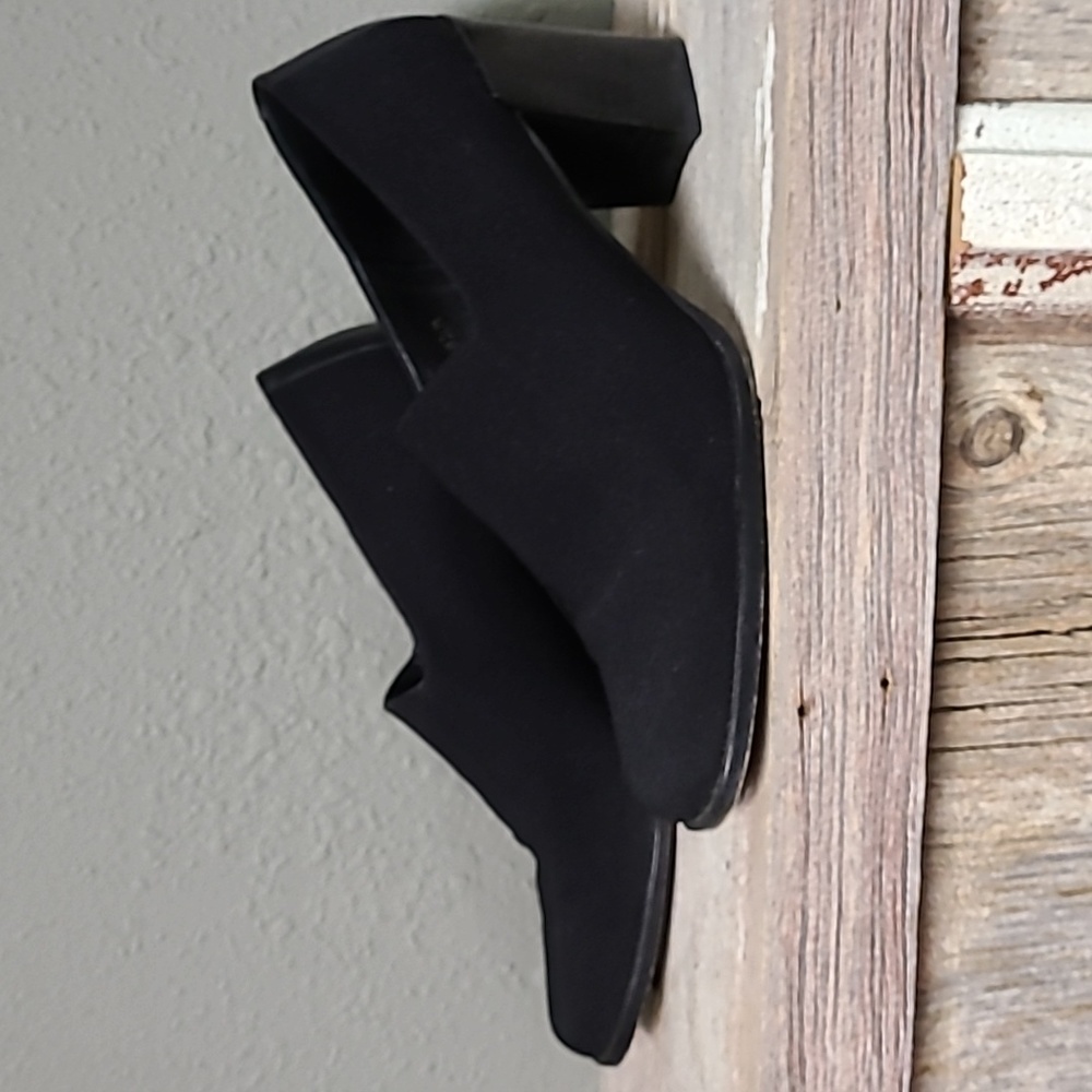 Donald Pliner, Size 8 1/2 M, Black Heels
